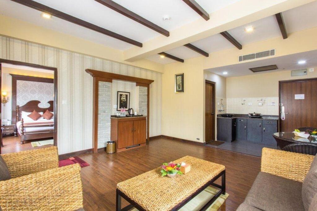 Da Yatra Courtyard Hotel & Resort Pokhara Dış mekan fotoğraf